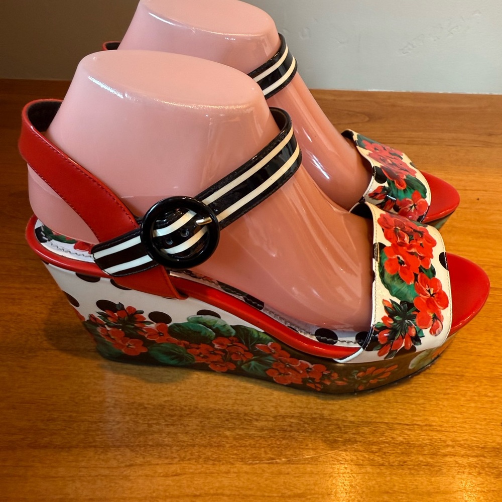 Floral Wedge Sandals - Red and Black